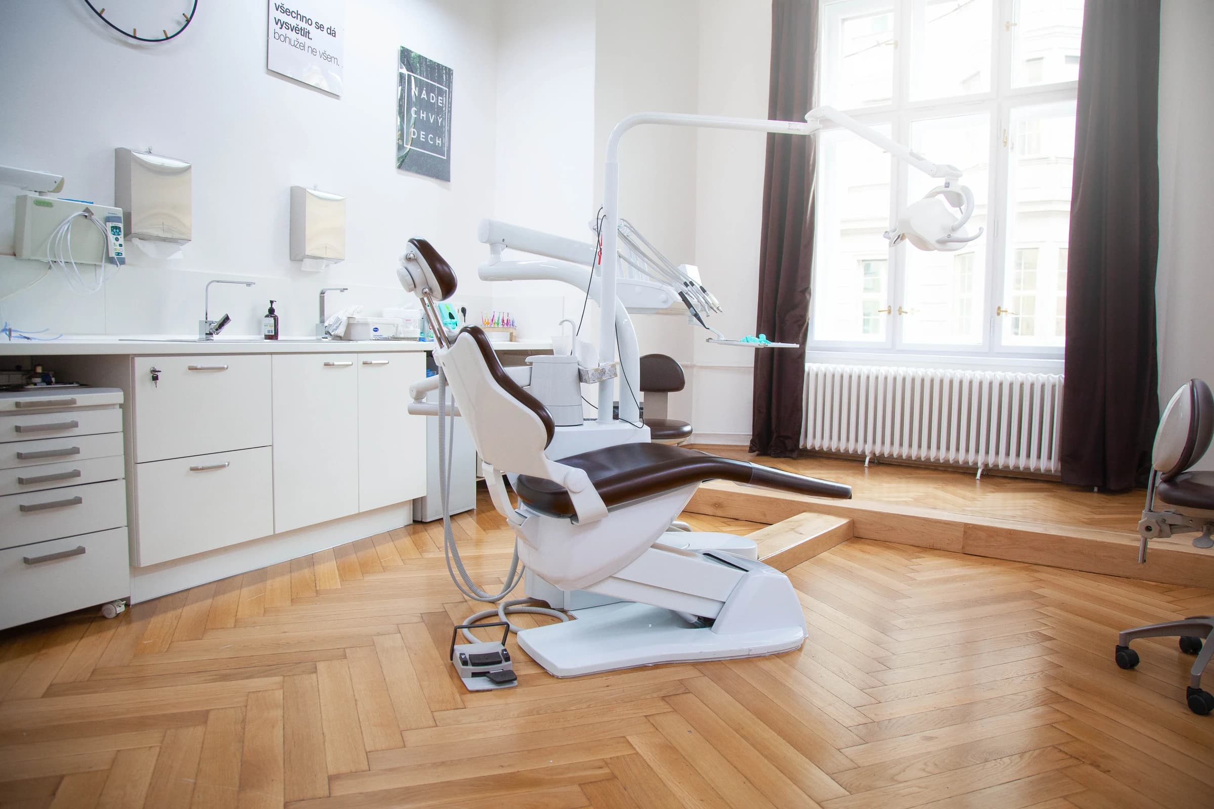 Ordinace kliniky KissDent s křeslem u okna