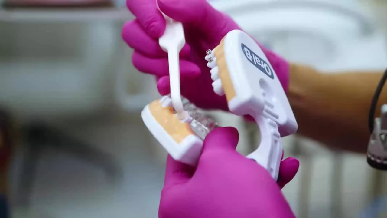 Dentální hygienistka při čištění zubů