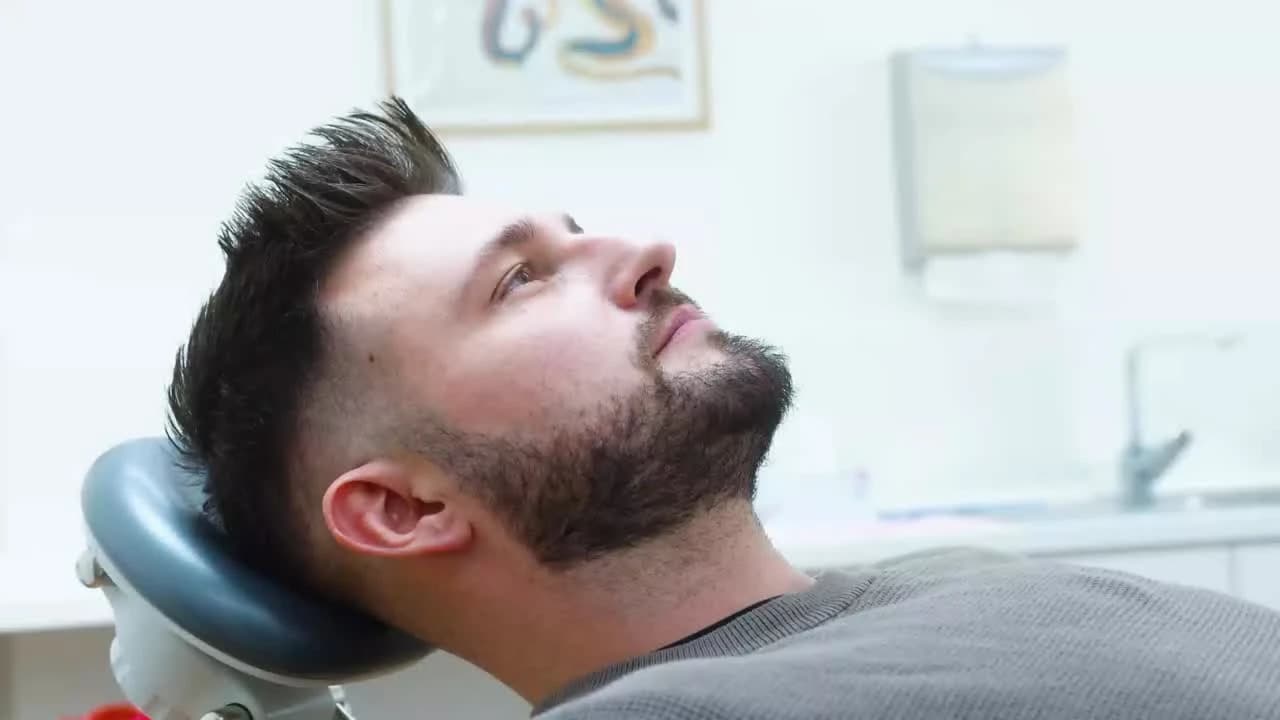 Pacient v křesle při preventivní prohlídce