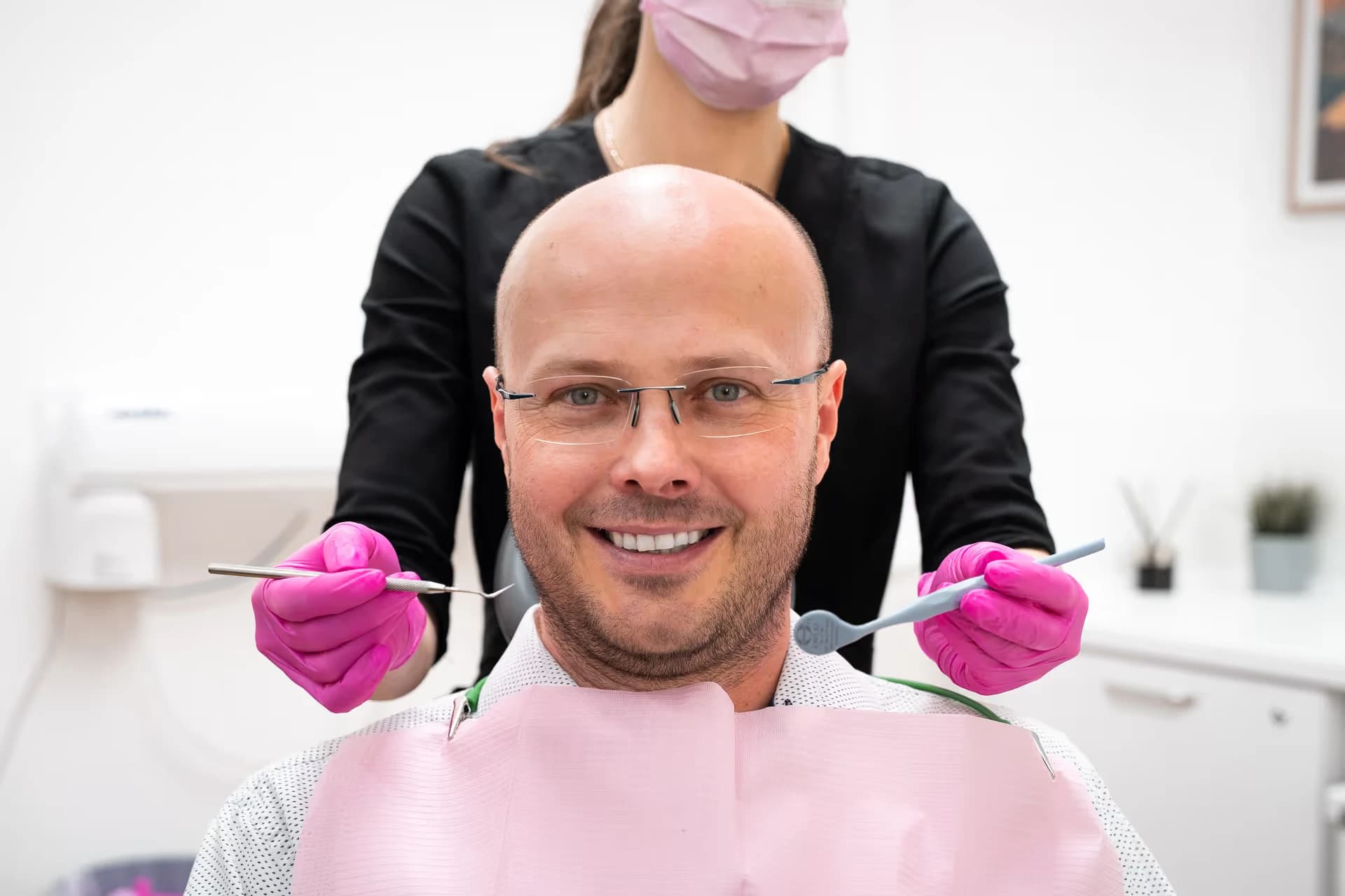 Usměvavý pacient v křesle během ošetření na klinice KissDent