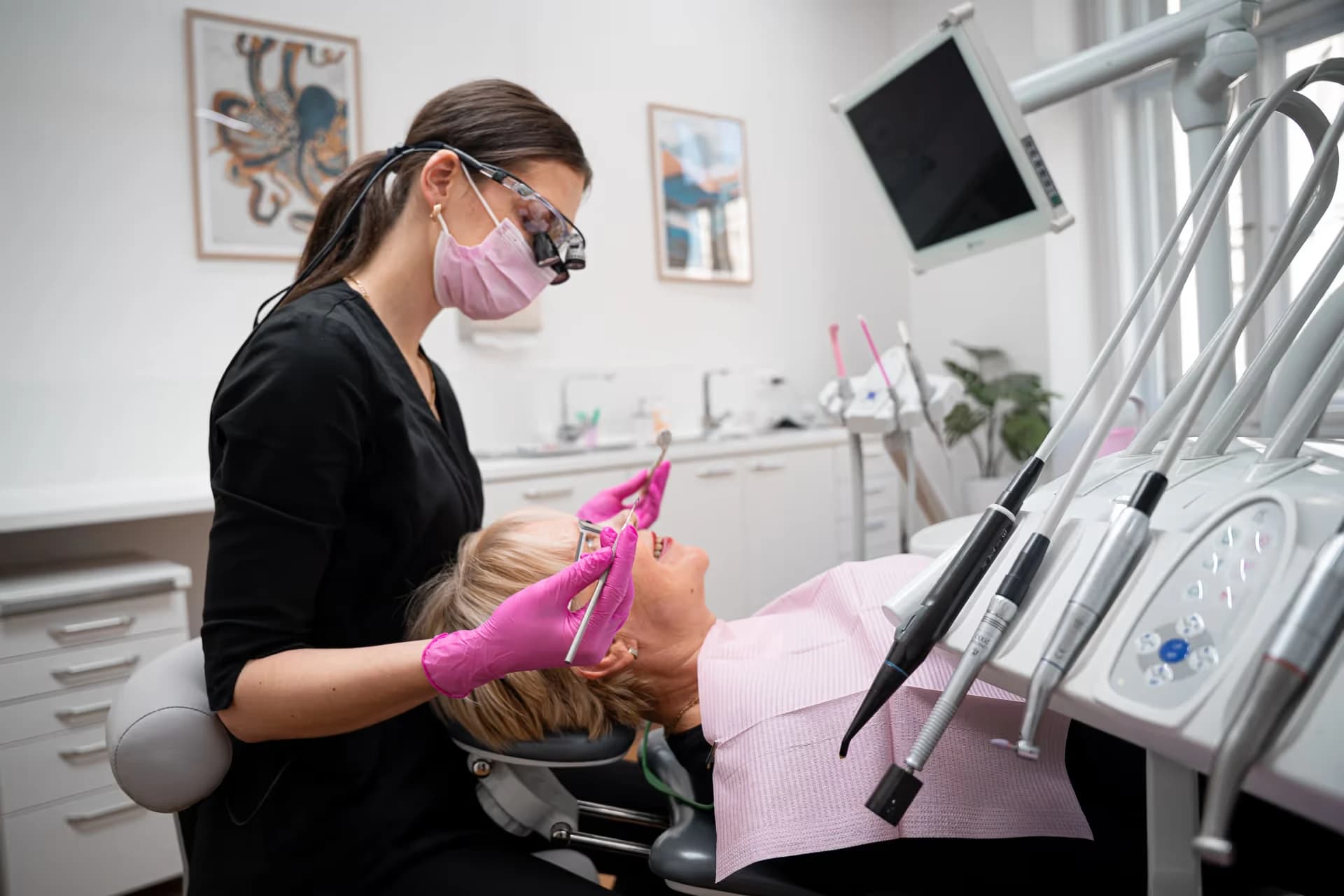 Lékařka KissDent při ošetření pacientky